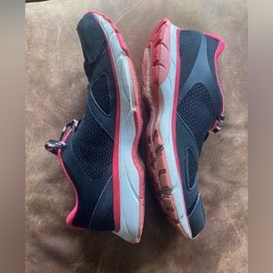 Black & pink Vionic Tokyo women’s supportive walking shoes. Size 8. EUC